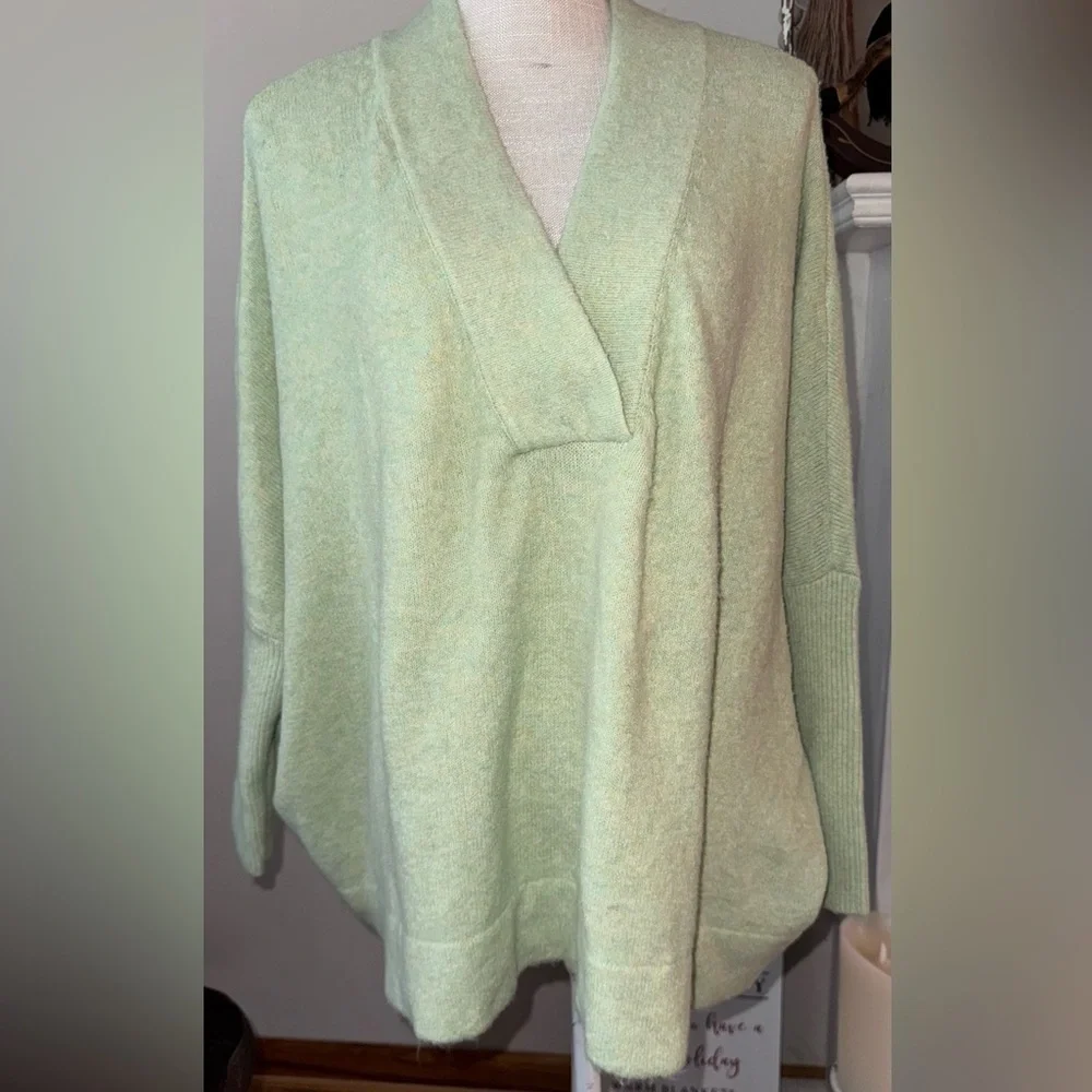 Anthropologie Pistachio oversized ribbed sleeve Sweater. Size M GUC.